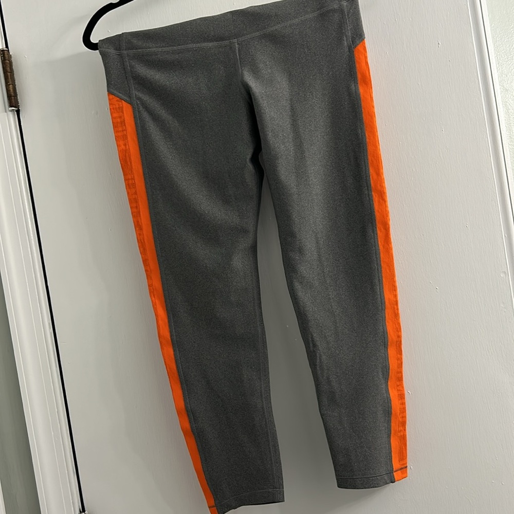 Woman’s- Under Armour leggings/activewear - size L